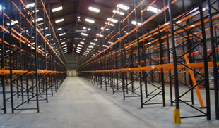 Warehouse with racking and yard TO LET